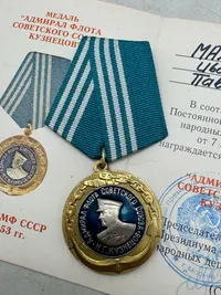 Original sovjetisk jubilæumsmedalje, "Admiral af Sovjetunionens Flåde Kuznetsov", og et tilhørende dokument