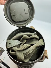 Original Komplet Tysk gasmaske, masken med grøn maling