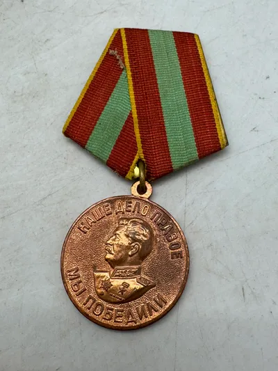 Original sovjetiske medalje "For tappert arbejde under den Store Fædrelandskrig 1941-1945".