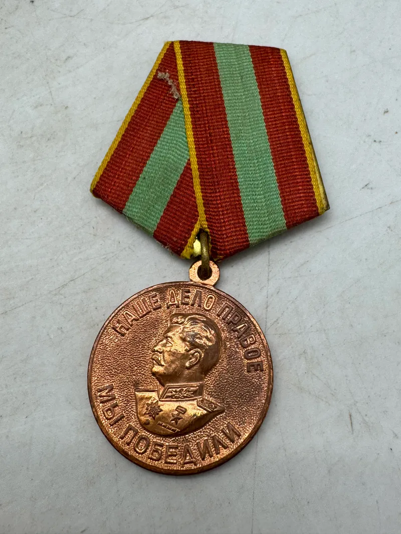 Original sovjetiske medalje "For tappert arbejde under den Store Fædrelandskrig 1941-1945".