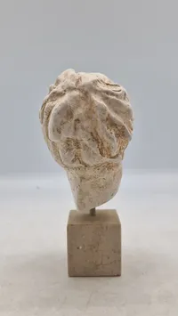 buste af Hygieia, den græske gudinde for sundhed, renlighed og hygiejne med sokkel af marmor