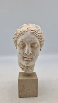 buste af Hygieia, den græske gudinde for sundhed, renlighed og hygiejne med sokkel af marmor