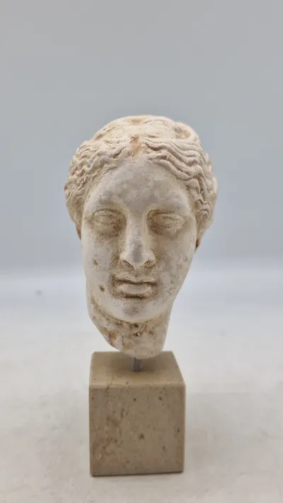 buste af Hygieia, den græske gudinde for sundhed, renlighed og hygiejne med sokkel af marmor