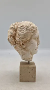 buste af Hygieia, den græske gudinde for sundhed, renlighed og hygiejne med sokkel af marmor