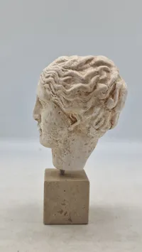 buste af Hygieia, den græske gudinde for sundhed, renlighed og hygiejne med sokkel af marmor