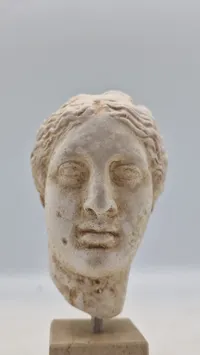 buste af Hygieia, den græske gudinde for sundhed, renlighed og hygiejne med sokkel af marmor