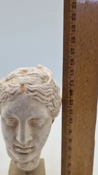 buste af Hygieia, den græske gudinde for sundhed, renlighed og hygiejne med sokkel af marmor