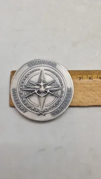 medalje eller mønt med inskriptionen "CHAIRMAN MILITARY COMMITTEE".Givet til Admiral