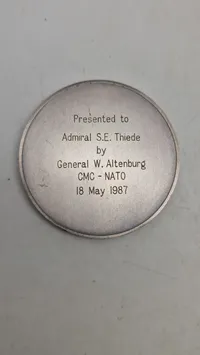 medalje eller mønt med inskriptionen "CHAIRMAN MILITARY COMMITTEE".Givet til Admiral
