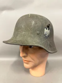 Original WW1 German  WW2 TRANSITIONAL Helmet , taget på D-Dag som souvenir af  Sg Peter E Calisti 1924-2004