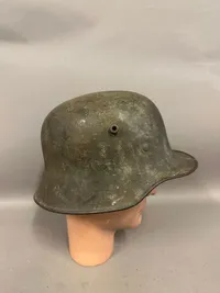 Original WW1 German  WW2 TRANSITIONAL Helmet , taget på D-Dag som souvenir af  Sg Peter E Calisti 1924-2004