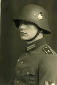 Original WW1 German  WW2 TRANSITIONAL Helmet , taget på D-Dag som souvenir af  Sg Peter E Calisti 1924-2004