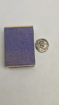 denar, præget under L. Mussidius Longus i 42 f.Kr - Reproduktion (Sølv)