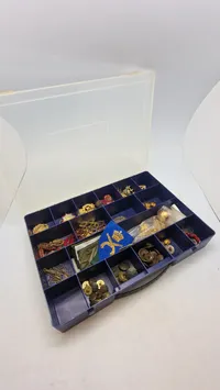 Samling regimentsmærker, knapper mm.