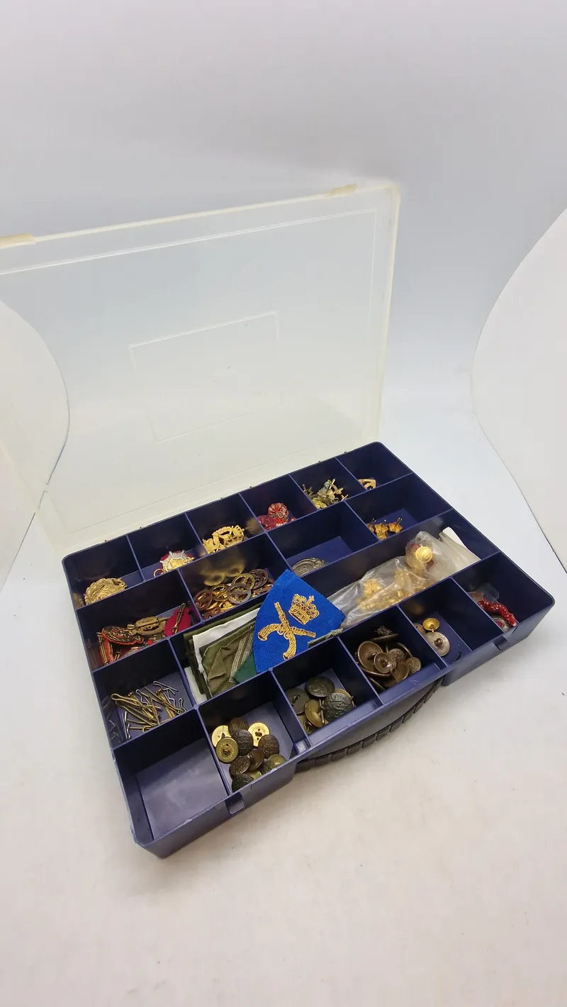 Samling regimentsmærker, knapper mm.
