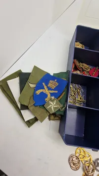 Samling regimentsmærker, knapper mm.