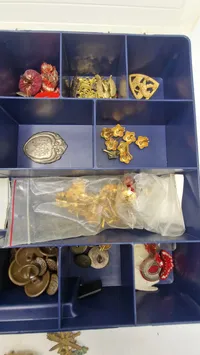 Samling regimentsmærker, knapper mm.