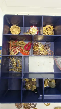 Samling regimentsmærker, knapper mm.