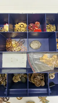 Samling regimentsmærker, knapper mm.