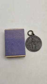 Original tysk jernmedalje (Eisenmedaille) fra Første Verdenskrig. 
Betydning: Denne medalje var en privat udstedt medalje, der blev givet til dem, der bidrog med smykker til en fond.