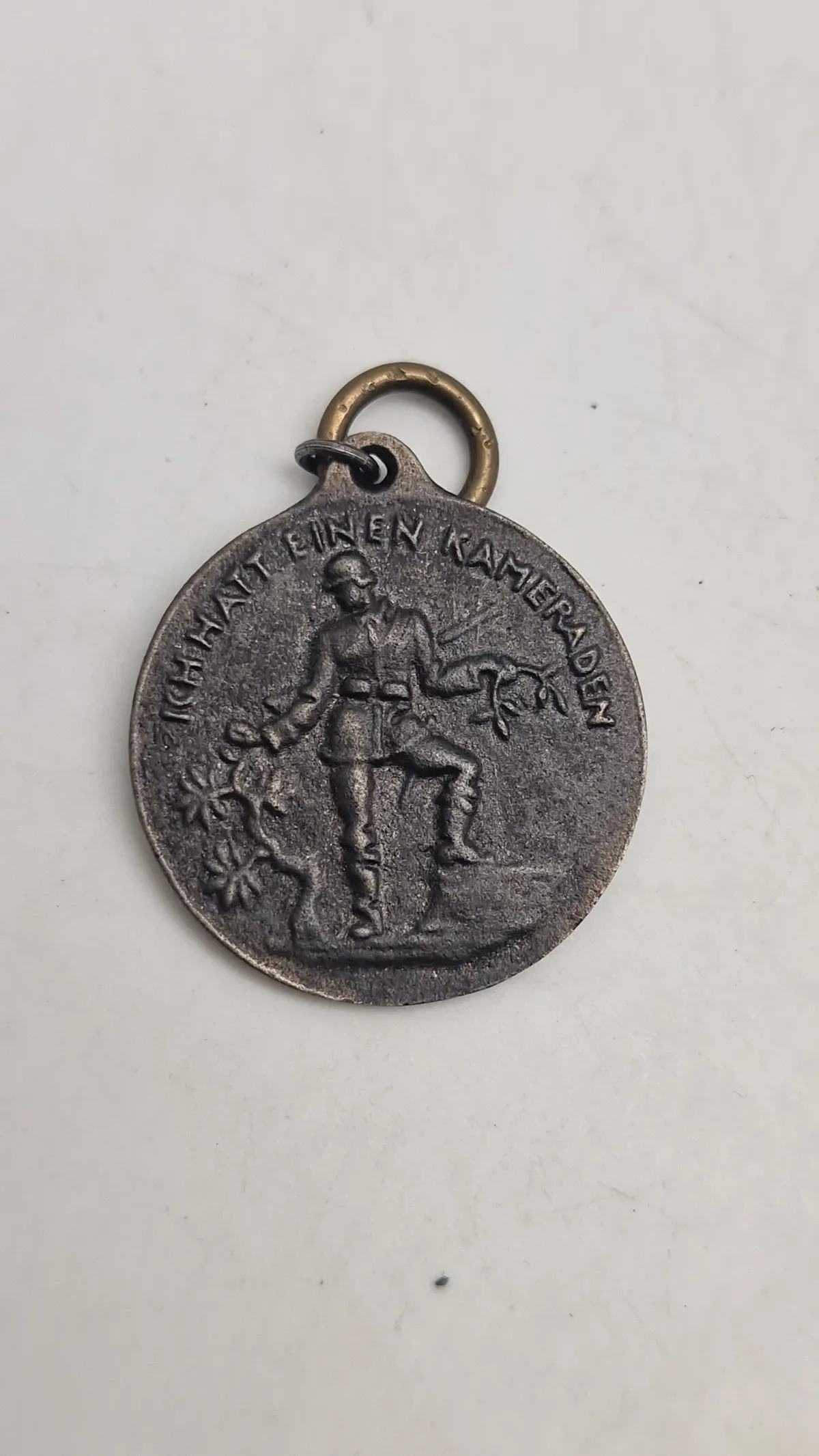 Original tysk jernmedalje (Eisenmedaille) fra Første Verdenskrig. 
Betydning: Denne medalje var en privat udstedt medalje, der blev givet til dem, der bidrog med smykker til en fond.