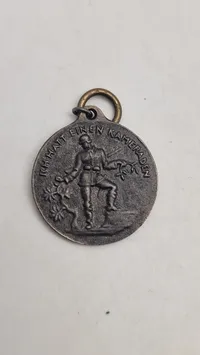 Original tysk jernmedalje (Eisenmedaille) fra Første Verdenskrig. 
Betydning: Denne medalje var en privat udstedt medalje, der blev givet til dem, der bidrog med smykker til en fond.