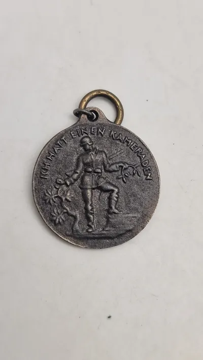 Original tysk jernmedalje (Eisenmedaille) fra Første Verdenskrig. 
Betydning: Denne medalje var en privat udstedt medalje, der blev givet til dem, der bidrog med smykker til en fond.