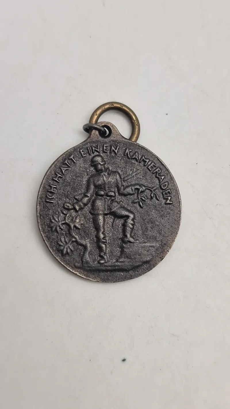 Original tysk jernmedalje (Eisenmedaille) fra Første Verdenskrig. 
Betydning: Denne medalje var en privat udstedt medalje, der blev givet til dem, der bidrog med smykker til en fond.