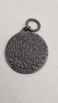 Original tysk jernmedalje (Eisenmedaille) fra Første Verdenskrig. 
Betydning: Denne medalje var en privat udstedt medalje, der blev givet til dem, der bidrog med smykker til en fond.