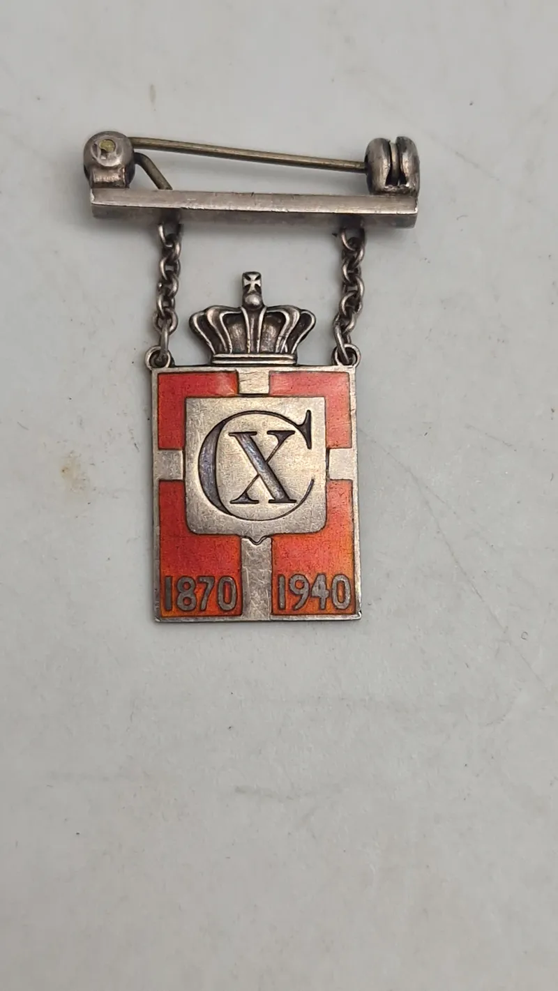 Originalt Georg Jensen kongemærke, sterlingsølv og emalje