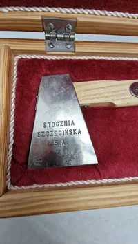 ceremoniel økse,Til søsætning af skib  fra Stocznia Szczecińska S.A. (Szczecin Skibsværft S.A.).