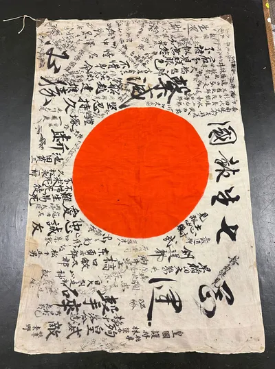 Original silke Japanese good-luck flag, hjembragt af US veteran fra slagmarhen. bodpletter