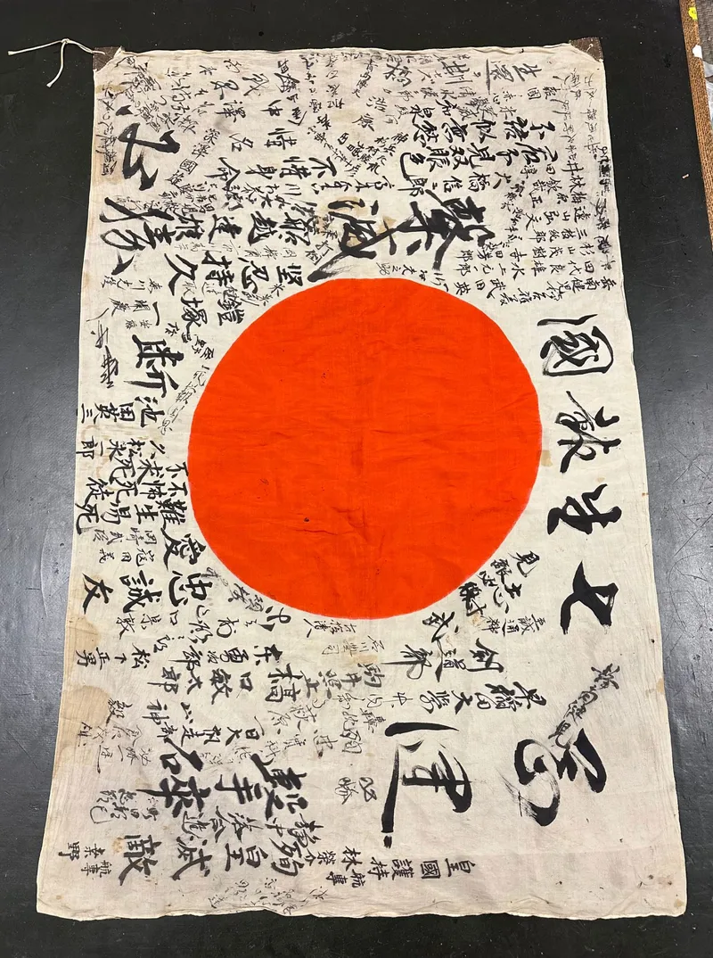 Original silke Japanese good-luck flag, hjembragt af US veteran fra slagmarhen. bodpletter