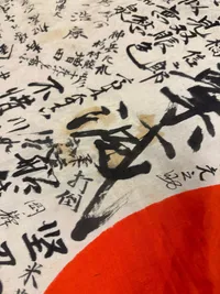 Original silke Japanese good-luck flag, hjembragt af US veteran fra slagmarhen. bodpletter