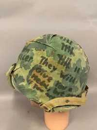 US Vietnam war hjelm med cover, tekst fra tiden ???