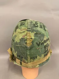 US Vietnam war hjelm med cover, tekst fra tiden ???