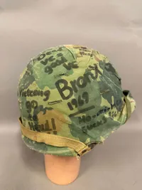 US Vietnam war hjelm med cover, tekst fra tiden ???