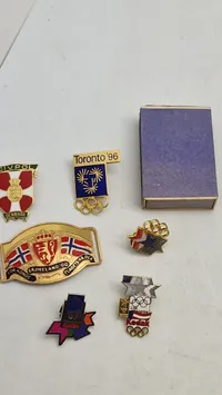Samling diverse pins