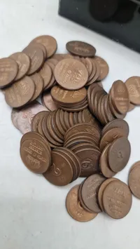 Samling mønter med kasse