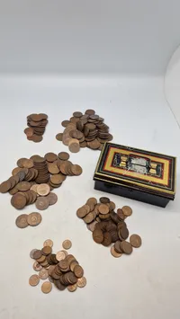Samling mønter med kasse