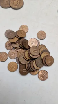 Samling mønter med kasse