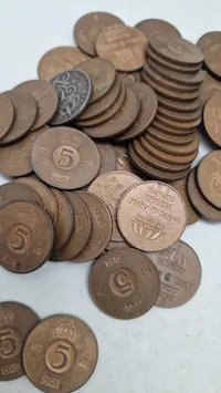 Samling mønter med kasse