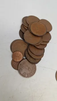 Samling mønter med kasse