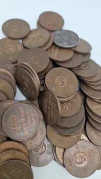Samling mønter med kasse