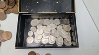 Samling mønter med kasse
