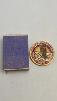 udfordringsmønt (challenge coin) fra den amerikanske hær, specifikt fra 3. bataljon, 2. luftforsvarsartilleriregiment (3rd BN 2nd ADA), som bruger mottoet "EAGLES DARE".