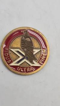 udfordringsmønt (challenge coin) fra den amerikanske hær, specifikt fra 3. bataljon, 2. luftforsvarsartilleriregiment (3rd BN 2nd ADA), som bruger mottoet "EAGLES DARE".