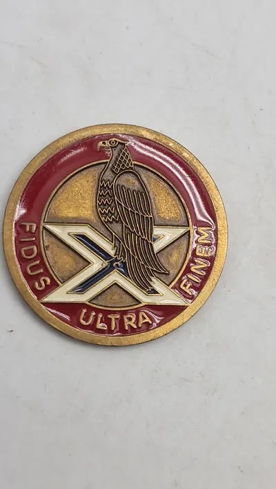 udfordringsmønt (challenge coin) fra den amerikanske hær, specifikt fra 3. bataljon, 2. luftforsvarsartilleriregiment (3rd BN 2nd ADA), som bruger mottoet "EAGLES DARE".