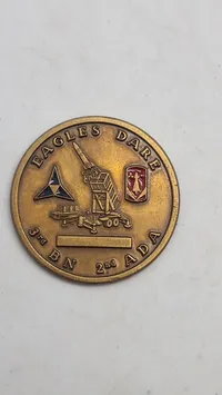 udfordringsmønt (challenge coin) fra den amerikanske hær, specifikt fra 3. bataljon, 2. luftforsvarsartilleriregiment (3rd BN 2nd ADA), som bruger mottoet "EAGLES DARE".