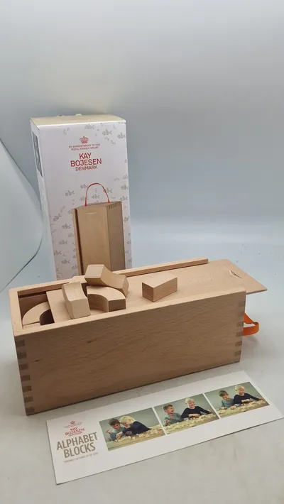 Kay Bojesen alfabetklodser, et klassisk legetøj oprindeligt designet i 1950'erne til danske skoler.